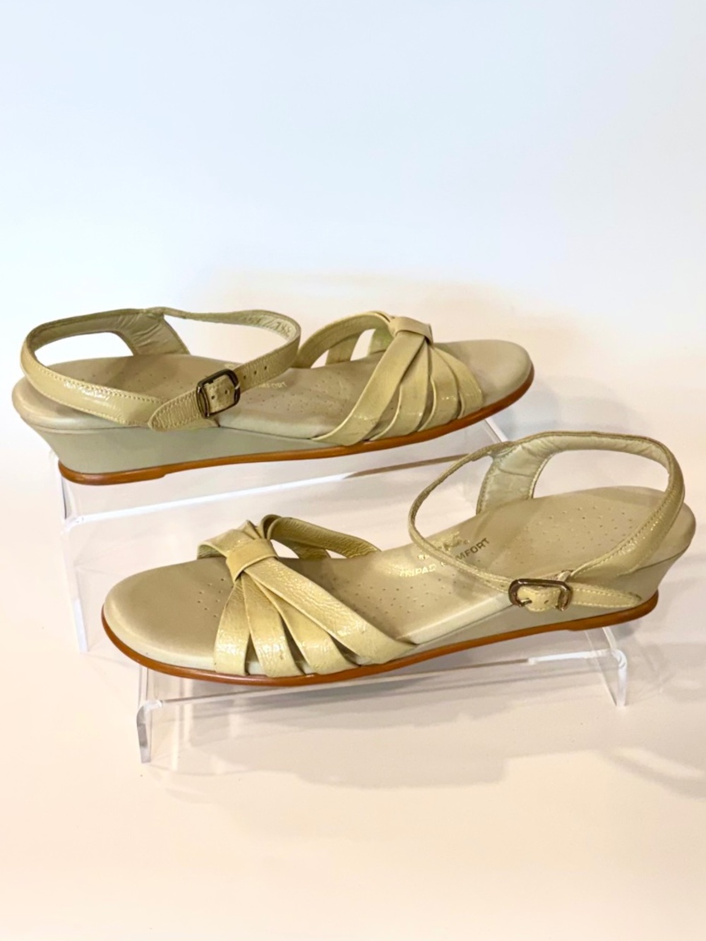 Women's SAS Size 7.5 *Narrow Sandals, Beige Strappy, Arch Support, 1.5” Wedge